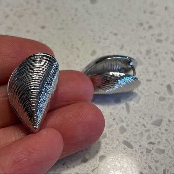 Shell Stud copper Earrings - Picture 8 of 15